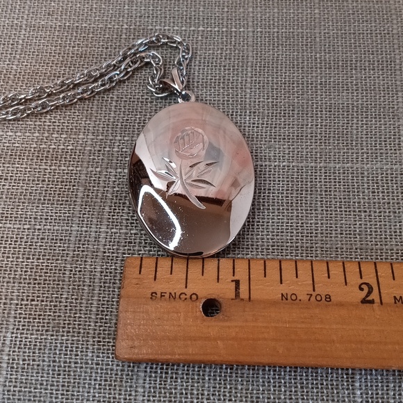 Vintage Silver Tone Etched Rose Locket Necklace 24" Long - Picture 7 of 7